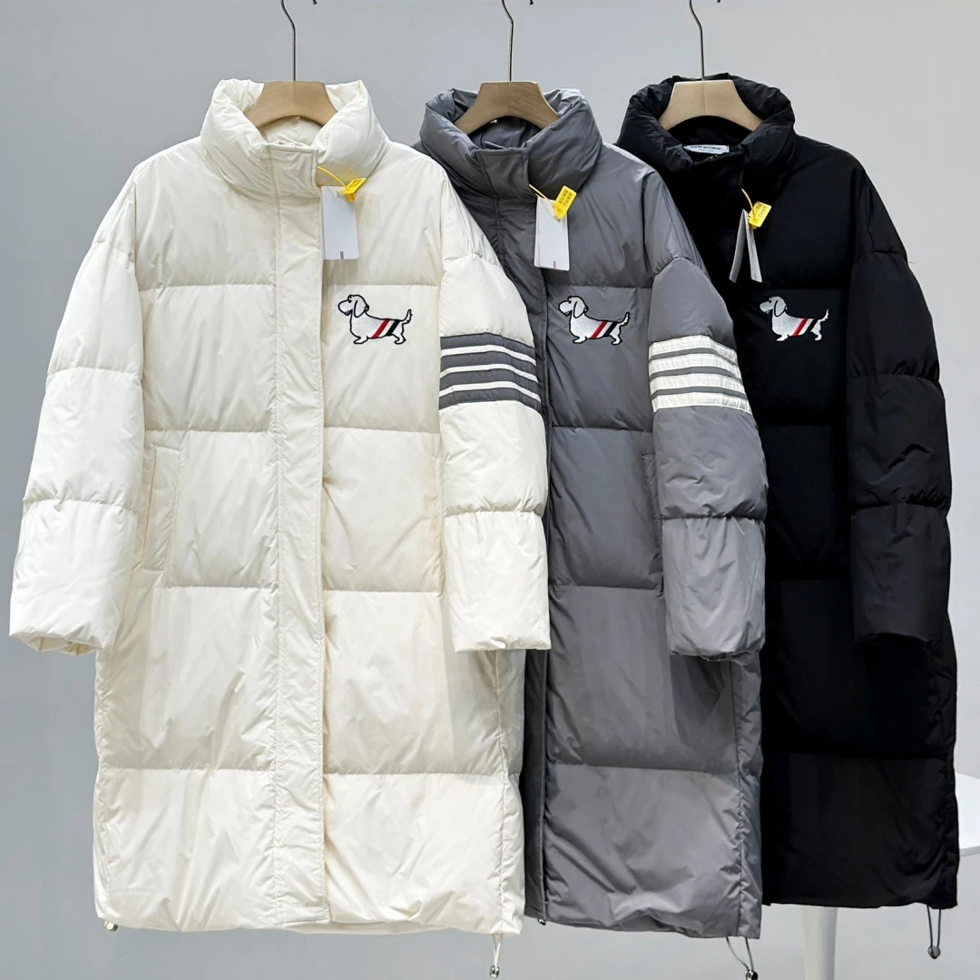 2024 Winter TTB Down Jacket Fashion Stand Collar Embroidery Dog Down Jacket High Quality Mid-Length White Duck Down Women Coat
2024 Winter TTB Down Jacket Fashion Stand Collar Embroidery Dog Down Jacket High Quality Mid-Length White Duck Down Women Coat