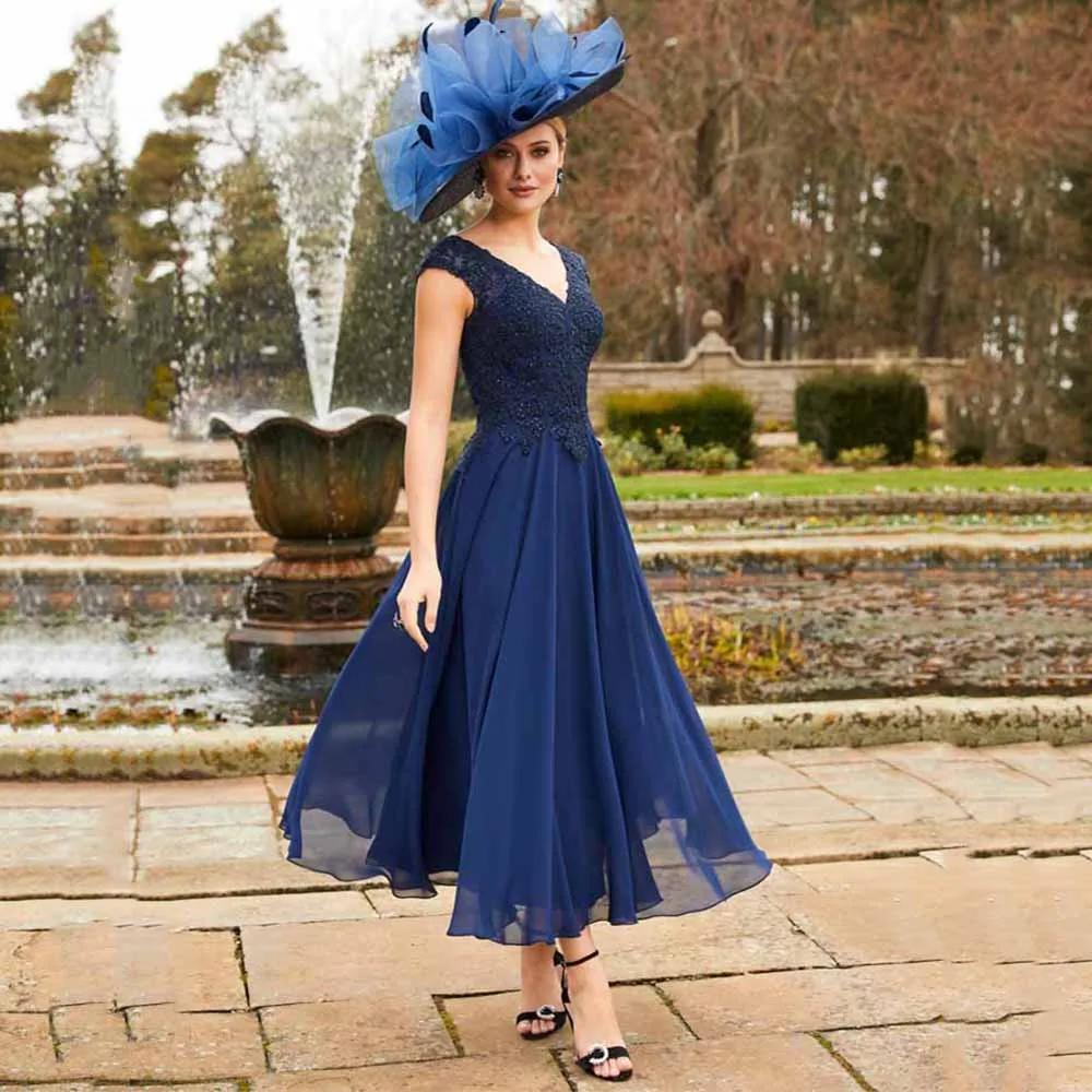 Retro Navy Blue Mother Of The Bride Dresses For Wedding V Neck Applique Chiffon Rhinestone Short Groom Mom Formal Gown Plus Zise
Retro Navy Blue Mother Of The Bride Dresses For Wedding V Neck Applique Chiffon Rhinestone Short Groom Mom Formal Gown Plus Zise