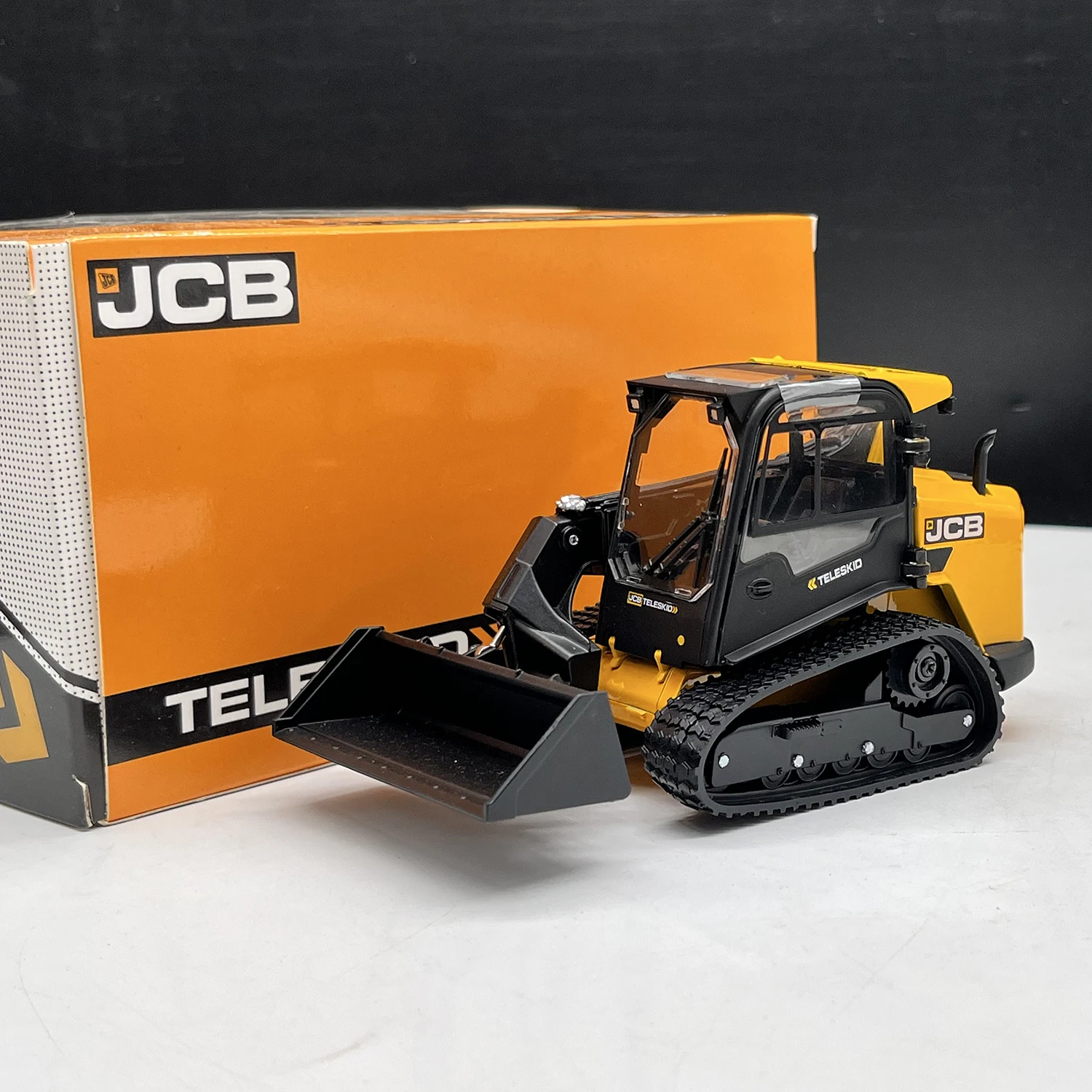 Diecast 1/32 Scale Slip Forklift Engineering Truck Alloy Classic Track Car Model Collectible Toy Gift Souvenir Display Ornaments
Diecast 1/32 Scale Slip Forklift Engineering Truck Alloy Classic Track Car Model Collectible Toy Gift Souvenir Display Ornaments