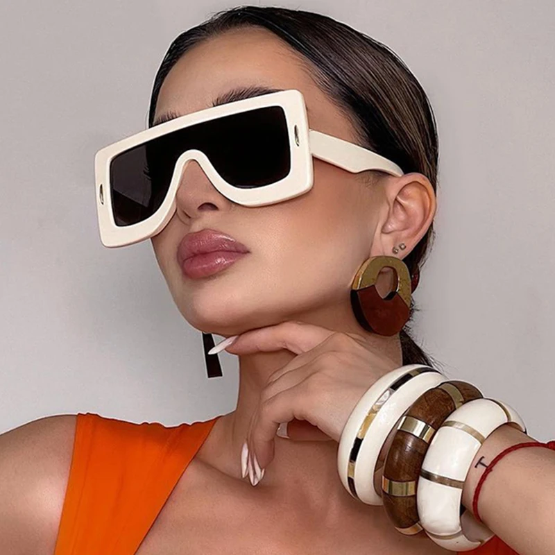 Роскошные брендовые дизайнерские солнцезащитные очки большого размера в стиле панк женские модные пикантные цельные солнцезащитные очки винтажные защитные очки оттенки 
Роскошные брендовые дизайнерские солнцезащитные очки большого размера в стиле панк женские модные пикантные цельные солнцезащитные очки винтажные защитные очки оттенки
