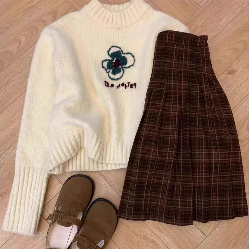 Fashionable And Minimalist Classic Knitted Sweater Retro Flower Embroidery Long Sleeved Pulloversweet Autum Winter Korean Style
Fashionable And Minimalist Classic Knitted Sweater Retro Flower Embroidery Long Sleeved Pulloversweet Autum Winter Korean Style
