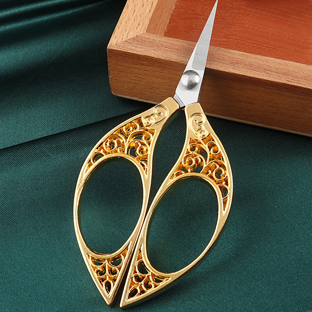 1pcs rofessional Stainless Steel Tailor Scissors Vintage Leaves Handle Sewing Needlework Cross Stitch Scissors Handicraft Tools
1pcs rofessional Stainless Steel Tailor Scissors Vintage Leaves Handle Sewing Needlework Cross Stitch Scissors Handicraft Tools