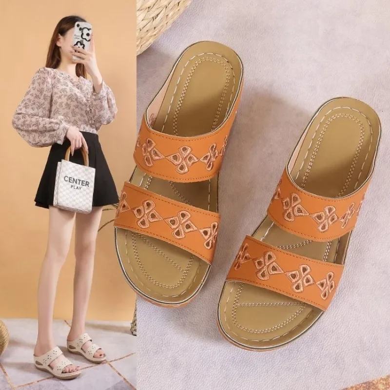 Летние женские сандалии-шлепанцы с перфорацией, повседневные пляжные римские кожаные женские Тапочки
Летние женские сандалии-шлепанцы с перфорацией, повседневные пляжные римские кожаные женские Тапочки