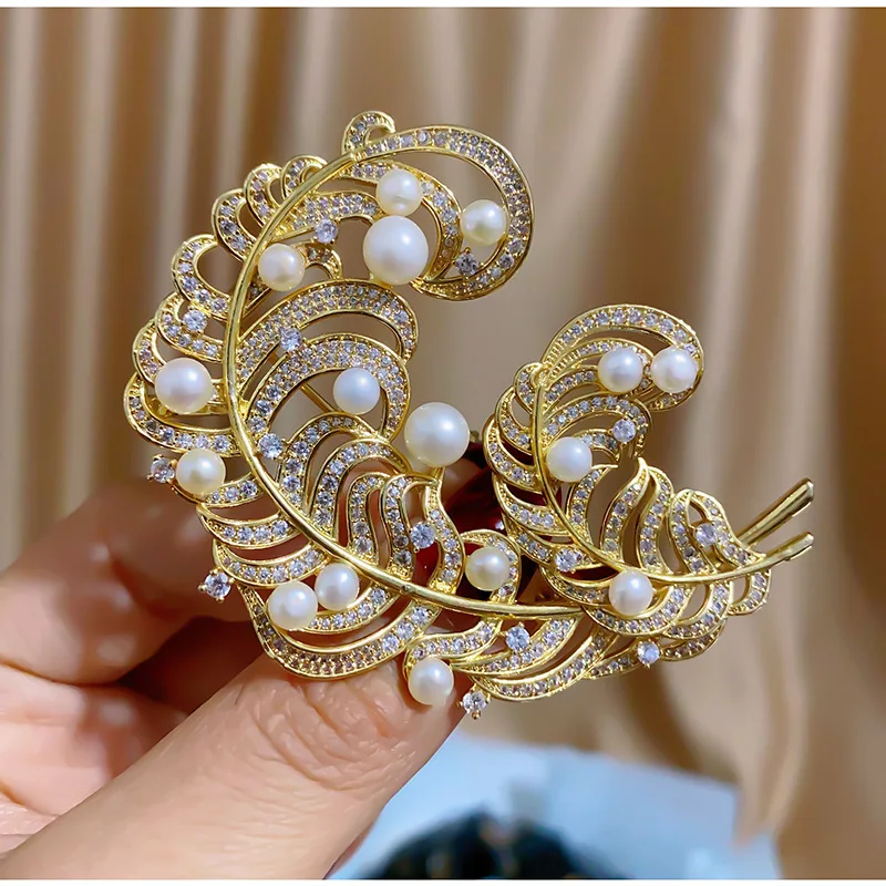 

2023 New Trend Statement Pearls Leaf Corsage Accessories Brand Jewelry Shining Cubic Zirconia Temperament Wedding Brooches Pins