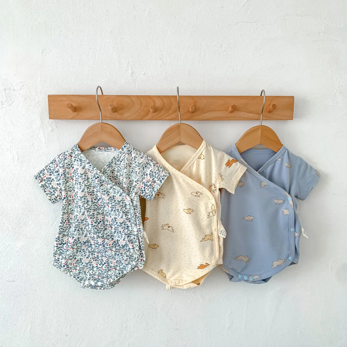 2023 Summer Newborn Clothing Baby Short Sleeve Bodysuit Girls Vintage Floral One Piece Soft Cotton Infant Boys Cartoon Jumpsuit
2023 Summer Newborn Clothing Baby Short Sleeve Bodysuit Girls Vintage Floral One Piece Soft Cotton Infant Boys Cartoon Jumpsuit