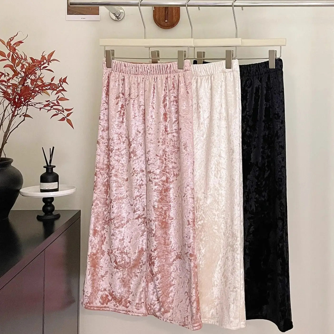 Women 2024 Autumn Winter New Gold Velvet Loose Skirt Female Thicken Slim Fit Long Ladies High Waist Print Straight Skirts Q700
Women 2024 Autumn Winter New Gold Velvet Loose Skirt Female Thicken Slim Fit Long Ladies High Waist Print Straight Skirts Q700