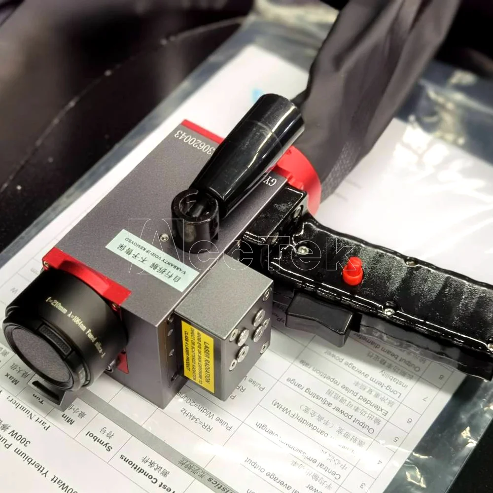 AKQ-200 MAX water cooling Pulse laser Portable gear rust laser cleaning for aluminum casting metal plate paint layer handheld fi 
AKQ-200 MAX water cooling Pulse laser Portable gear rust laser cleaning for aluminum casting metal plate paint layer handheld fi