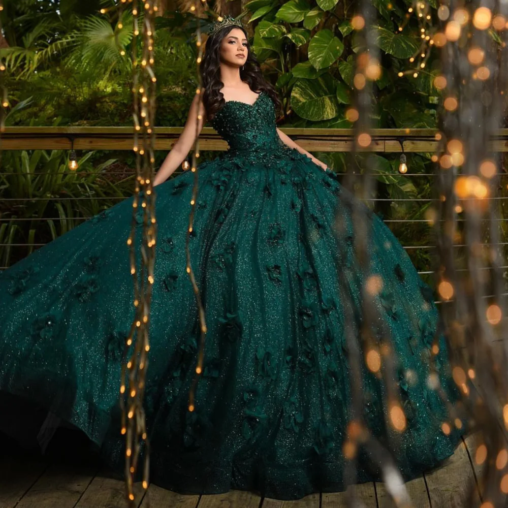 

Luxury Dark Green Quinceanrea Dresses 2023 Pageant Lace Appliques Flowers Sweetheart Sweep Train Sweet 15 16 Birthday Party Gown