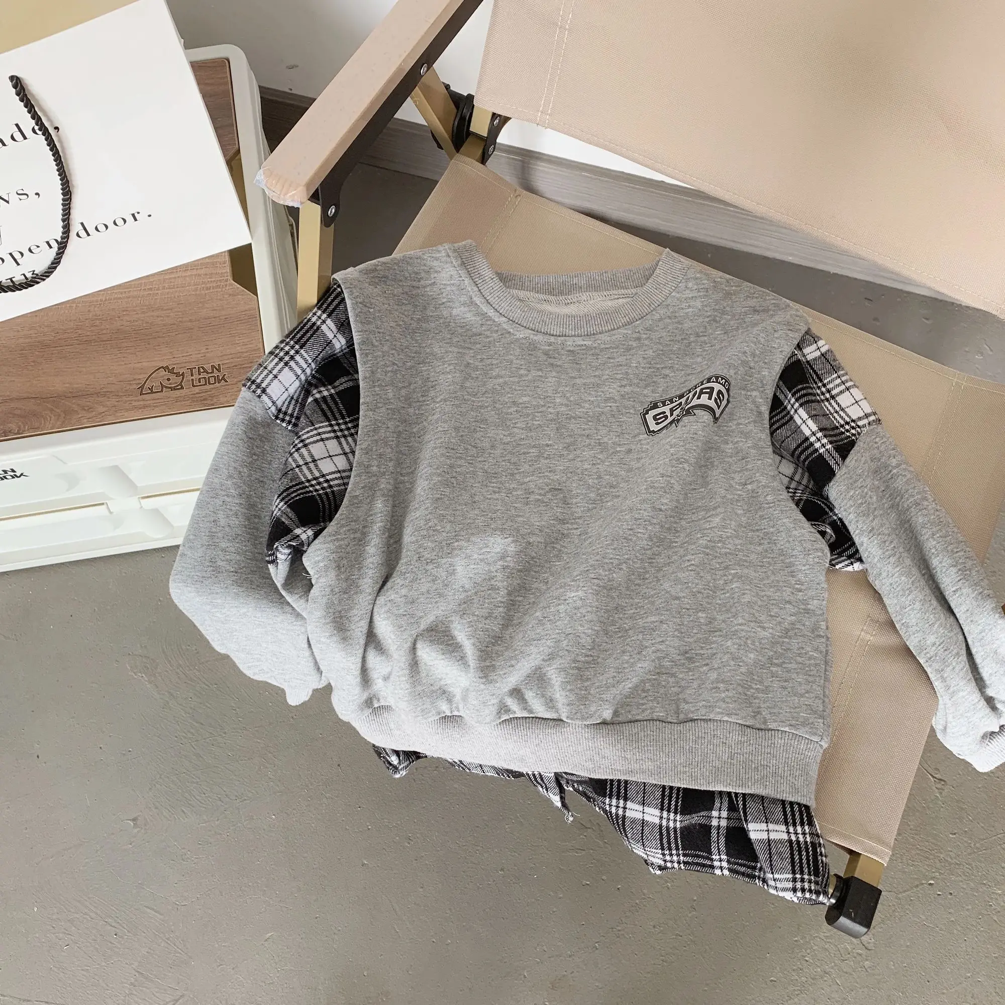 European Style boys' Fashion T-shirt Boutique children's Clothing Splicing Design Spring and Autumn New Products
European Style boys' Fashion T-shirt Boutique children's Clothing Splicing Design Spring and Autumn New Products