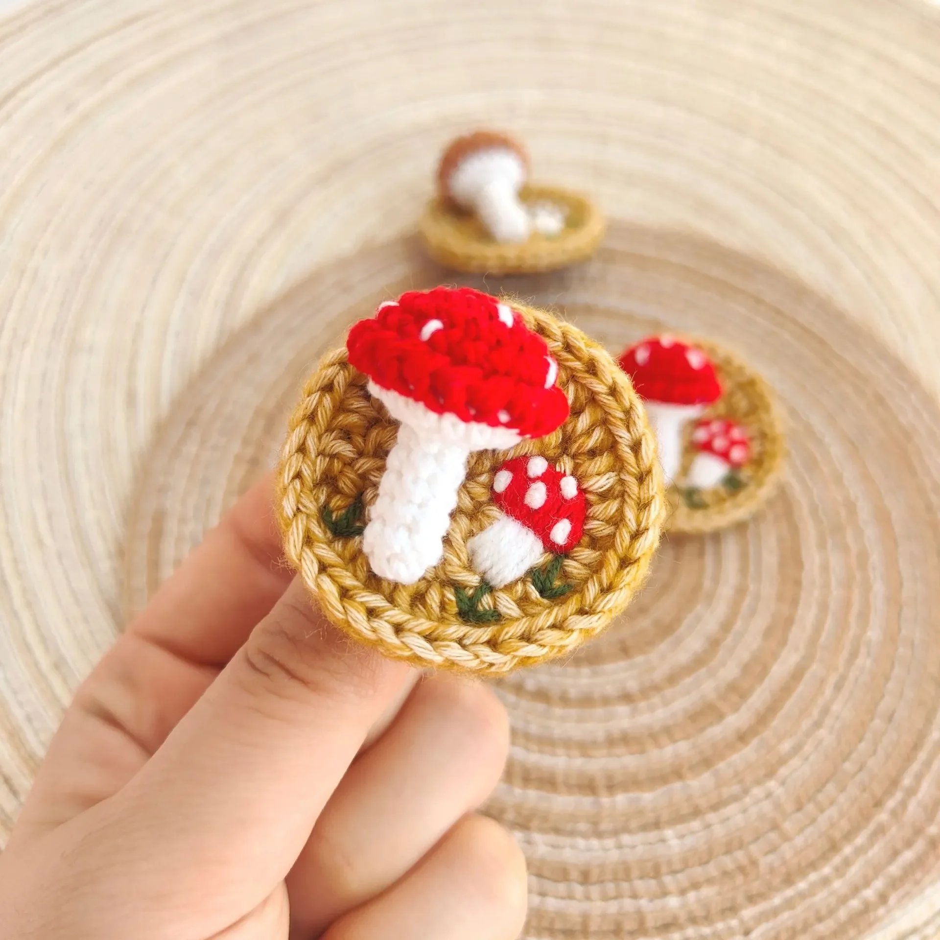 

Handmade Crochet Handicrafts Mushroom Brooch Embroidery Cute Delicate Women Wedding Party Office Personal Casual Lapel Pins Gift