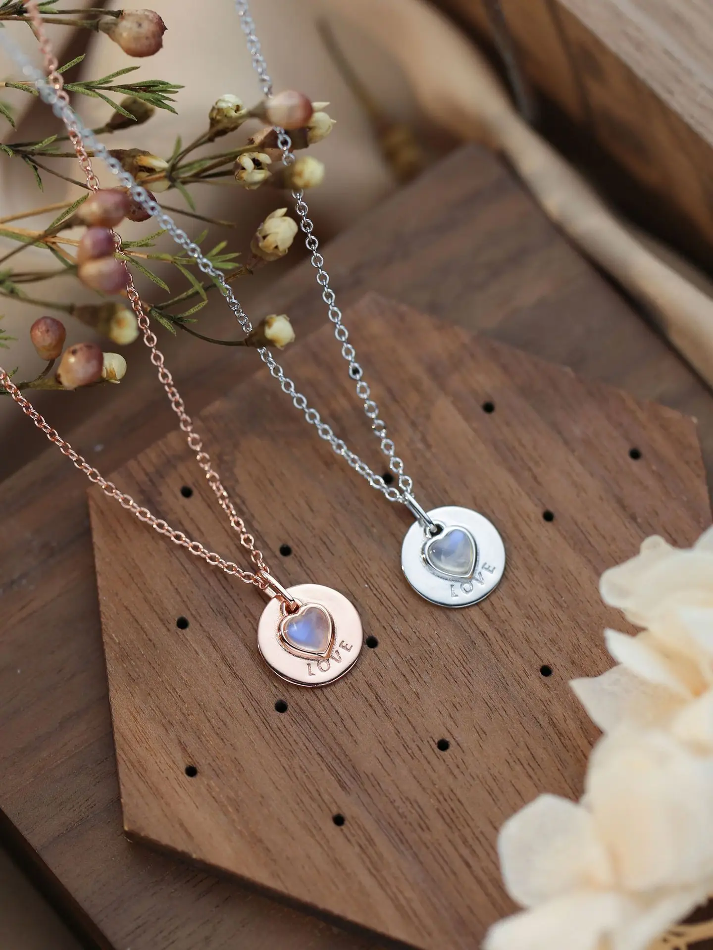 New Heart shaped Moonlight Stone S925 Silver Necklace with Light Luxury and Unique Design
New Heart shaped Moonlight Stone S925 Silver Necklace with Light Luxury and Unique Design
