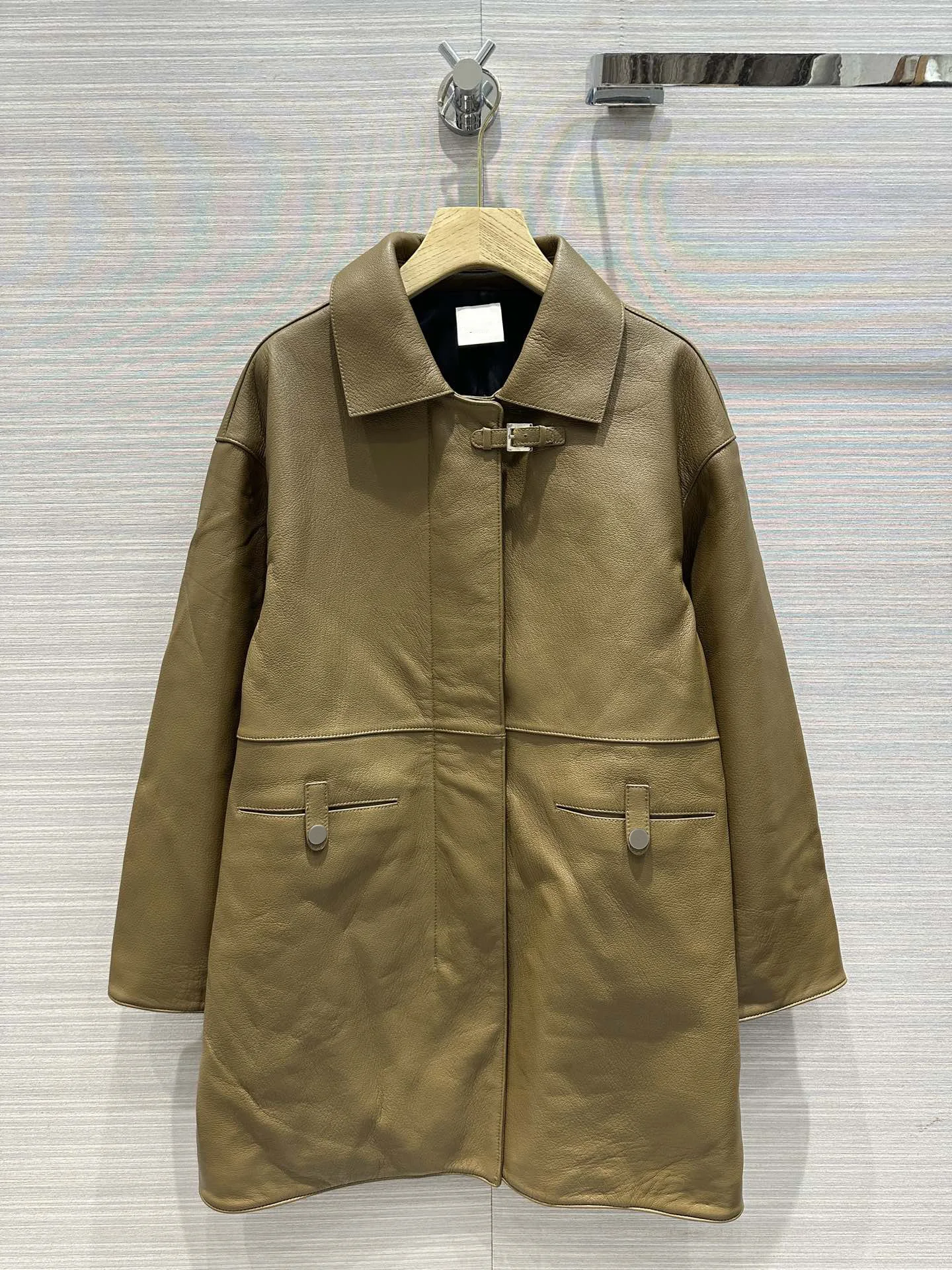 2023 New autumn and winter outerwear, goat print zipper long trench coat! Super fine leather! Minimalist style
2023 New autumn and winter outerwear, goat print zipper long trench coat! Super fine leather! Minimalist style