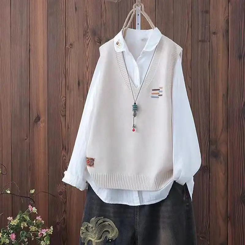 Korean Autumn Winter New Versatile Fashion V-neck Sweater Vest Women Solid Embroidery Loose Versatile Knitted Sleeveless Tops
Korean Autumn Winter New Versatile Fashion V-neck Sweater Vest Women Solid Embroidery Loose Versatile Knitted Sleeveless Tops