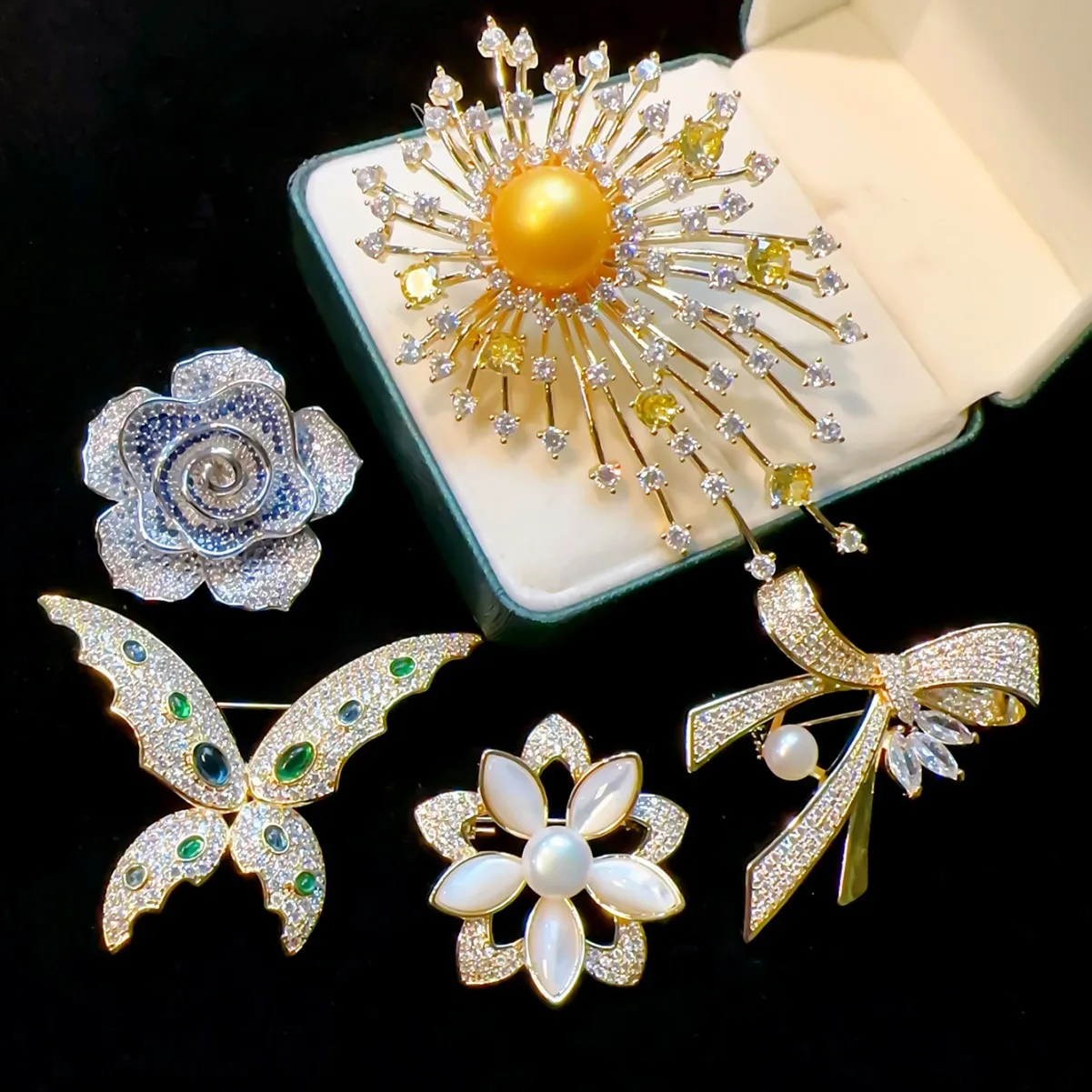 

High-end Freshwater Pearl Bow Butterfly Woman's Brooch Exquisite Cubic Zirconia Corsage Sweater Coat Temperament Accessories Pin