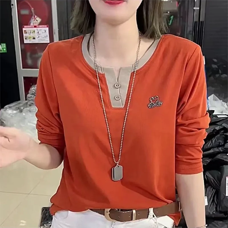 Женская демисезонная футболка с V-образным вырезом и длинным рукавом
Женская демисезонная футболка с V-образным вырезом и длинным рукавом