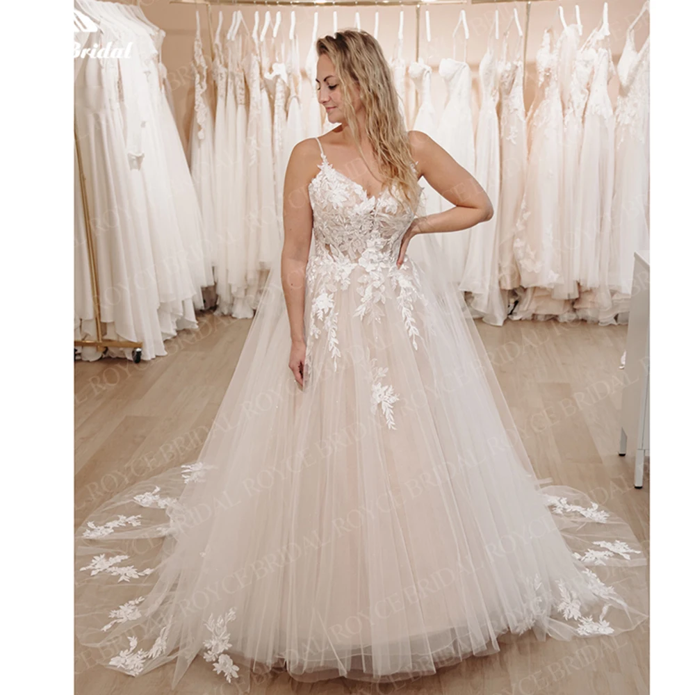 2023 A Line Sweep Train Lace Appliques Saghetti Strap Wedding Gown Tulle Backless Bridal Wedding Dress Robe luxe Mariage
2023 A Line Sweep Train Lace Appliques Saghetti Strap Wedding Gown Tulle Backless Bridal Wedding Dress Robe luxe Mariage