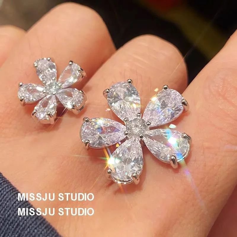 

Fashion Classic Asymmetric Super Flash White Zirconia Non-fading Flower Open Ring Female 925 Silver Wedding Party Jewellery Gift