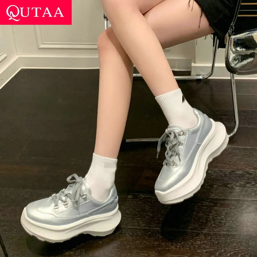 

Женские кроссовки на шнуровке QUTAA, серебристые повседневные кроссовки из натуральной кожи на высоком устойчивом каблуке, спортивная обувь, размеры 34-40, для весны и лета, 2024