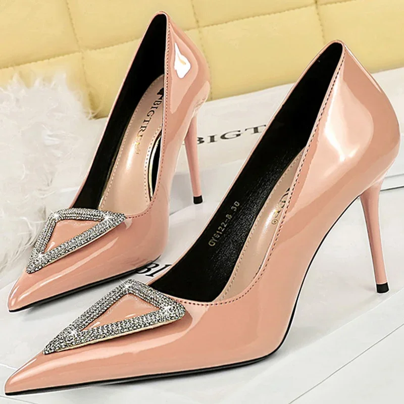 

Туфли-лодочки женские на очень высоком каблуке 10 см, модная обувь для выпускного вечера из лакированной кожи с перфорацией, заостренным носком и треугольной хрустальной пряжкой