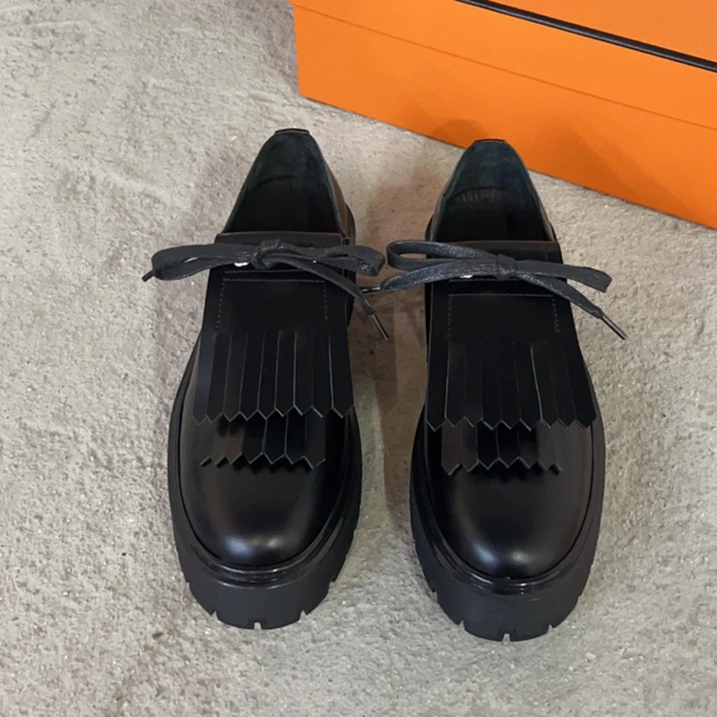 2024 Новые Модные Кожаные Туфли Мэри Джейн на толстой подошве простые Роскошные Дизайнерские лоферы на платформе с кисточками женские туфли
2024 Новые Модные Кожаные Туфли Мэри Джейн на толстой подошве простые Роскошные Дизайнерские лоферы на платформе с кисточками женские туфли