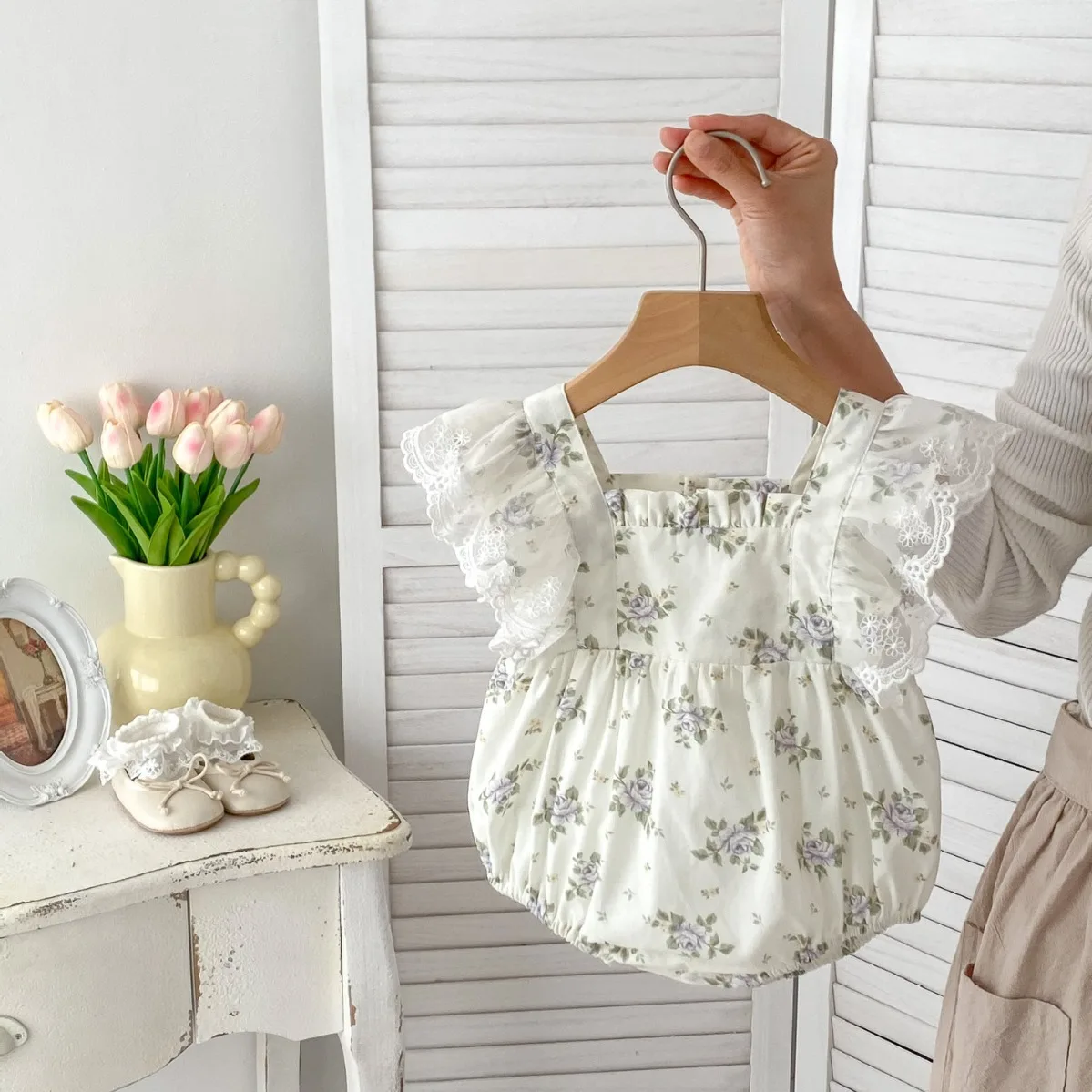 Rompers Baby Summer Jumpsuits Thin Baby Flower Edge Princess Fragmented Flowers Simple Fashion 2024 Square Collar
Rompers Baby Summer Jumpsuits Thin Baby Flower Edge Princess Fragmented Flowers Simple Fashion 2024 Square Collar