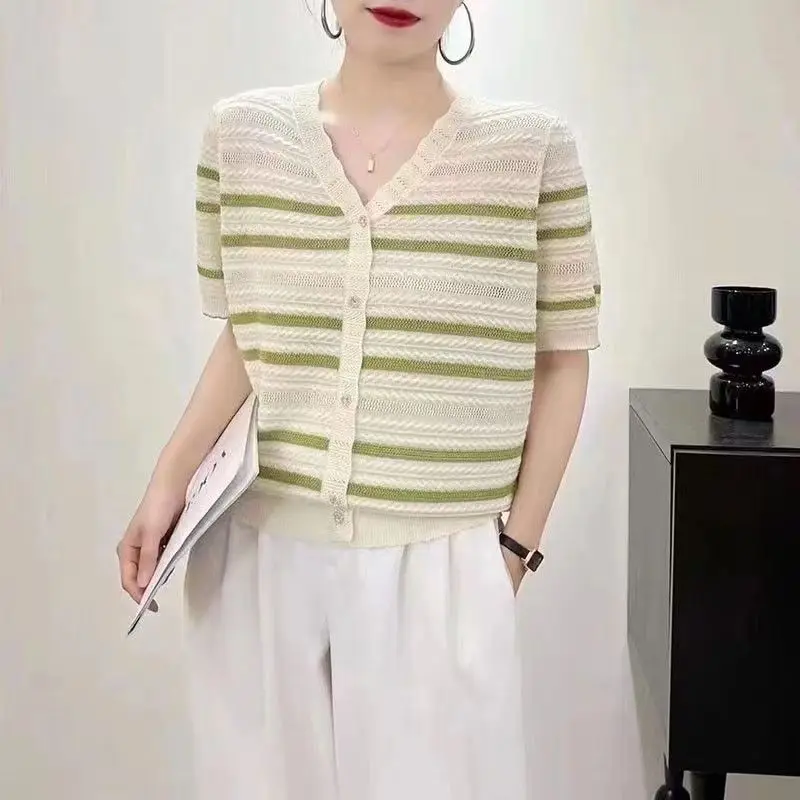 2024 Summer Fashion Women's Loose Sweater T-shirt Female Knitted V-neck Striped T Shirts Ladies Buttons Casual Tops Tees B313
2024 Summer Fashion Women's Loose Sweater T-shirt Female Knitted V-neck Striped T Shirts Ladies Buttons Casual Tops Tees B313