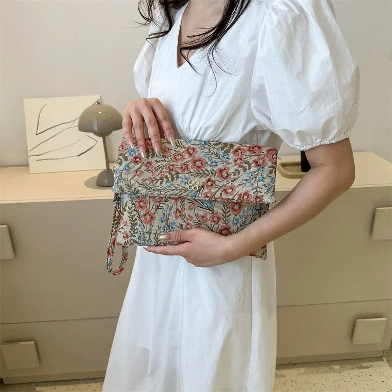 

Ethnic Style Clutches Summer New Women Handle Wrist Bags Fragmented Flower Letter Envelope Ladies Clutch Bag Trend Wristlet Bags