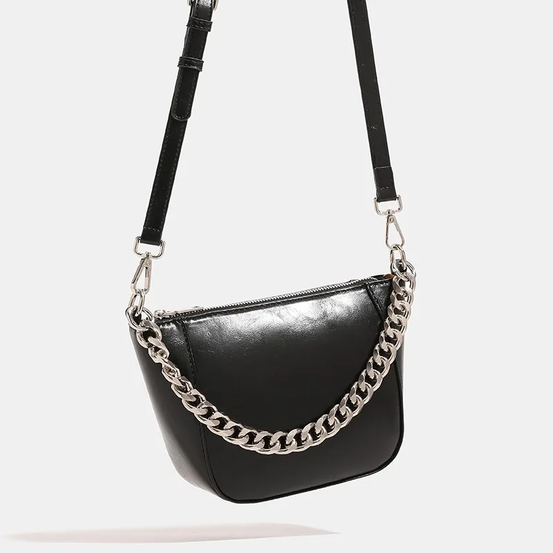 Metal Chain Luxury Shoulder Underarm Bag Solid Color Classic Casual Crossbody Bag Designer Pu Leather New Small Handbags Trendy
Metal Chain Luxury Shoulder Underarm Bag Solid Color Classic Casual Crossbody Bag Designer Pu Leather New Small Handbags Trendy
