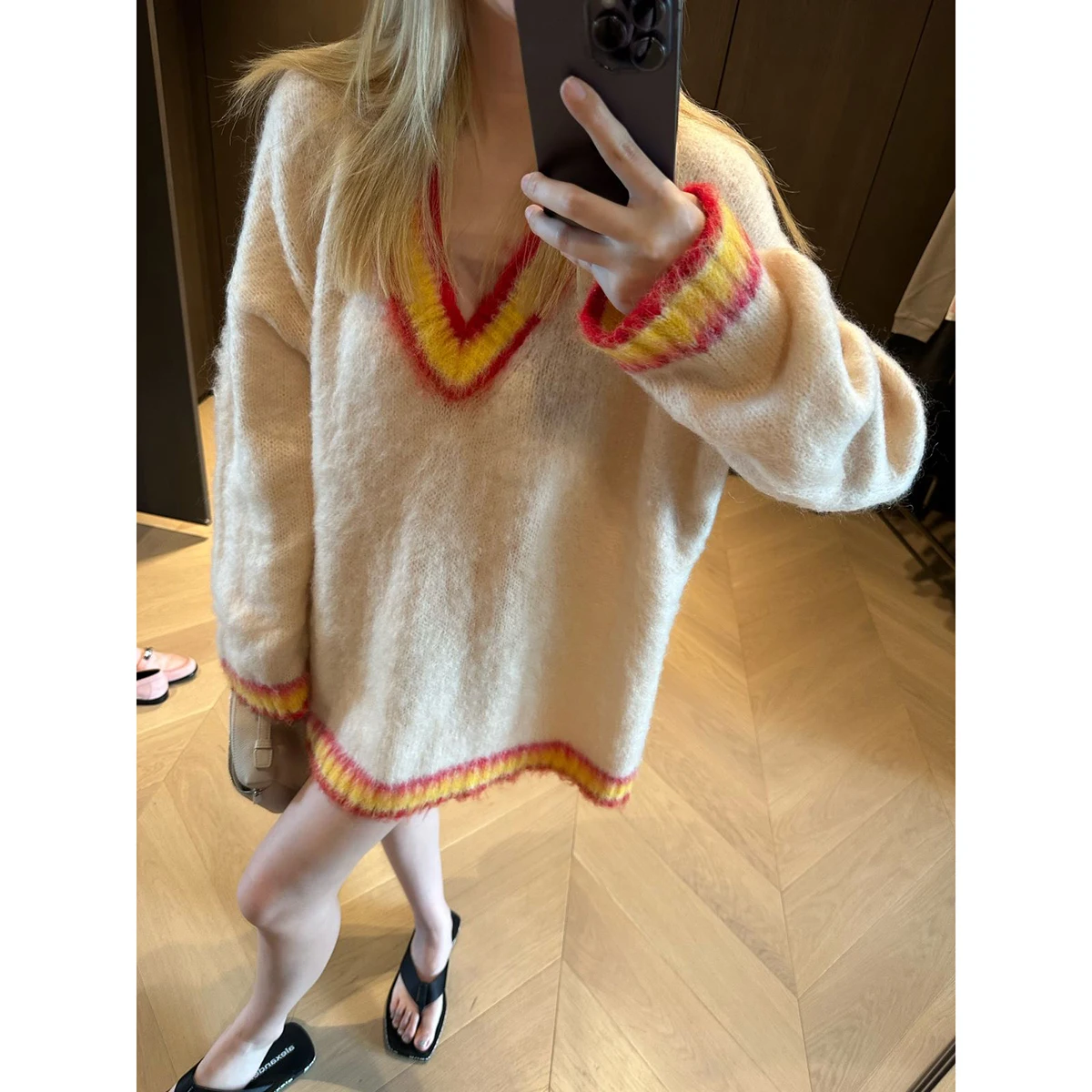 Contrast V-neck Mohair Long Sleeve Knitted Sweater for Women Autumn 2023 New Korean Soft Glutinous Loose Pullover Top
Contrast V-neck Mohair Long Sleeve Knitted Sweater for Women Autumn 2023 New Korean Soft Glutinous Loose Pullover Top