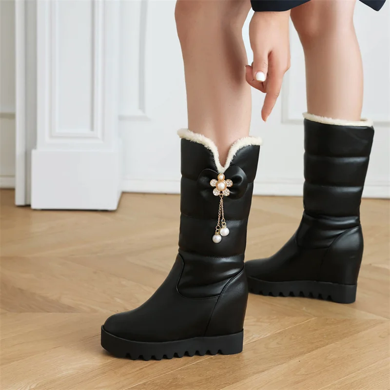 Winter 2023 Sweet Bowtie Crystal Pearls Pendant Mid-calf Snow Boots Ladies Height Increasing Heel Platform Party Women Shoes New
Winter 2023 Sweet Bowtie Crystal Pearls Pendant Mid-calf Snow Boots Ladies Height Increasing Heel Platform Party Women Shoes New