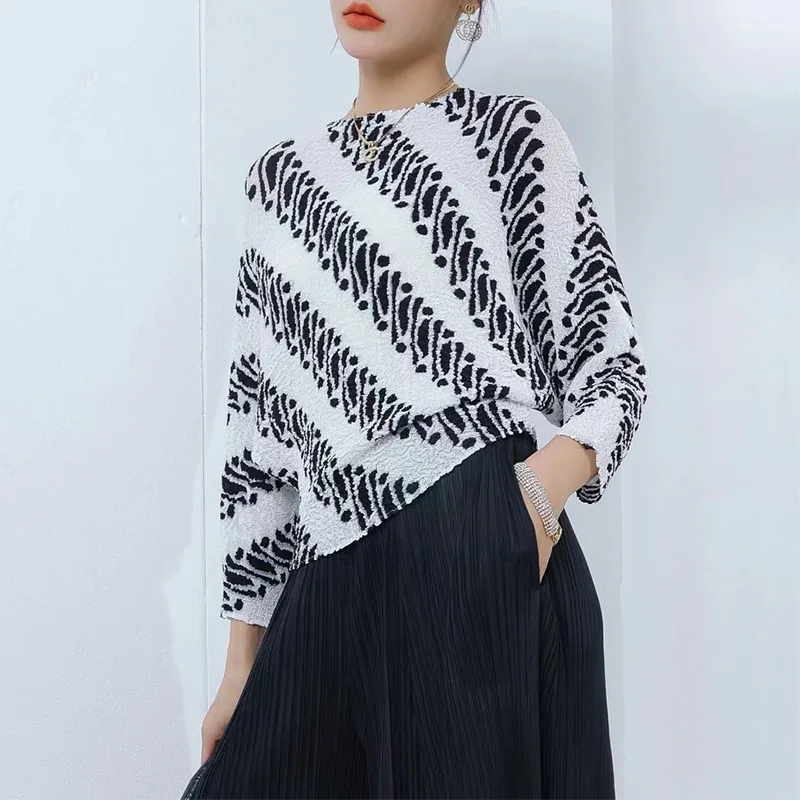 

Miyake Temperament Tops Women 2024 New High-end Fashion Comfortable Printed Round Neck Seven-quarter Sleeve Pleated T-shirt