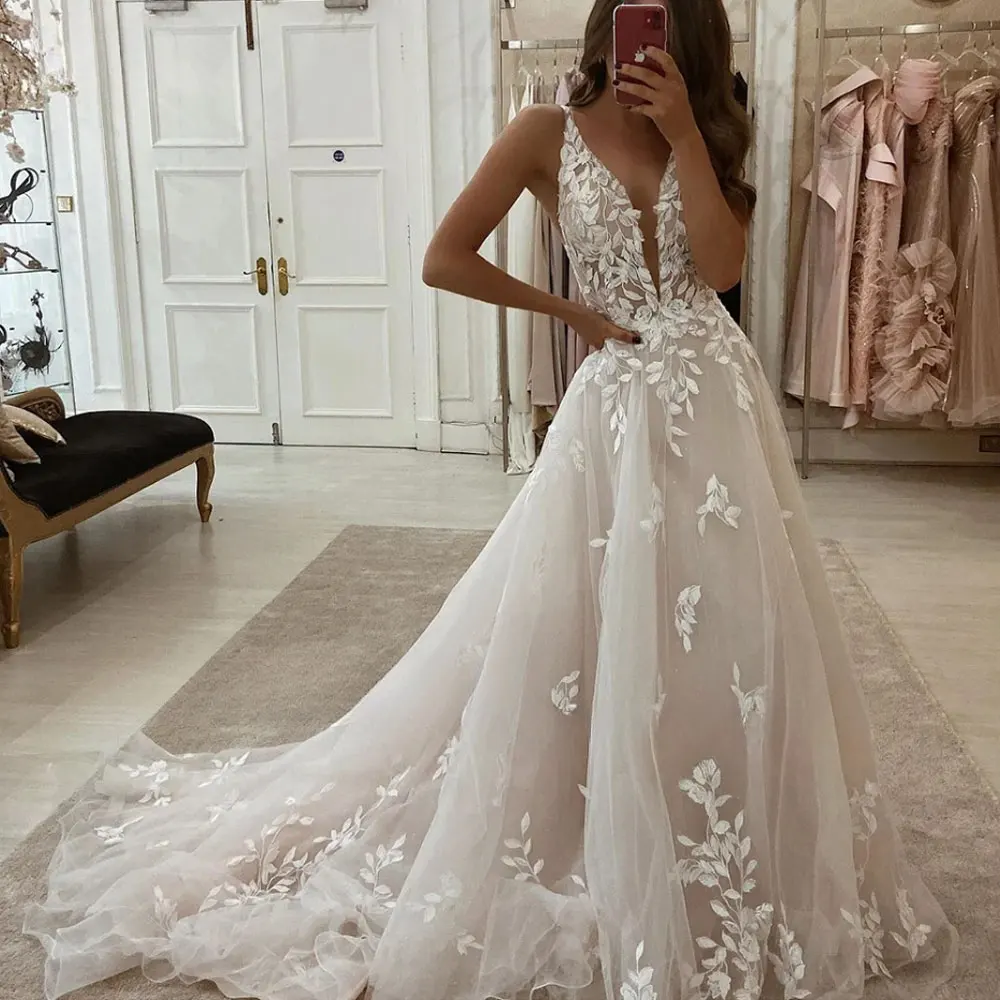 

White A-Line Elegant Wedding Dresses Lace Petal Appliques Princess Low-Cut V-Neck Bride Gown Spaghetti Straps Garden Party Dress