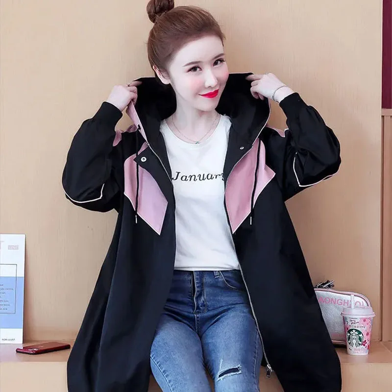 Женский Длинный Тренч с капюшоном, свободная повседневная ветрозащитная куртка большого размера в Корейском стиле, верхняя одежда для весны и осени 
Женский Длинный Тренч с капюшоном, свободная повседневная ветрозащитная куртка большого размера в Корейском стиле, верхняя одежда для весны и осени