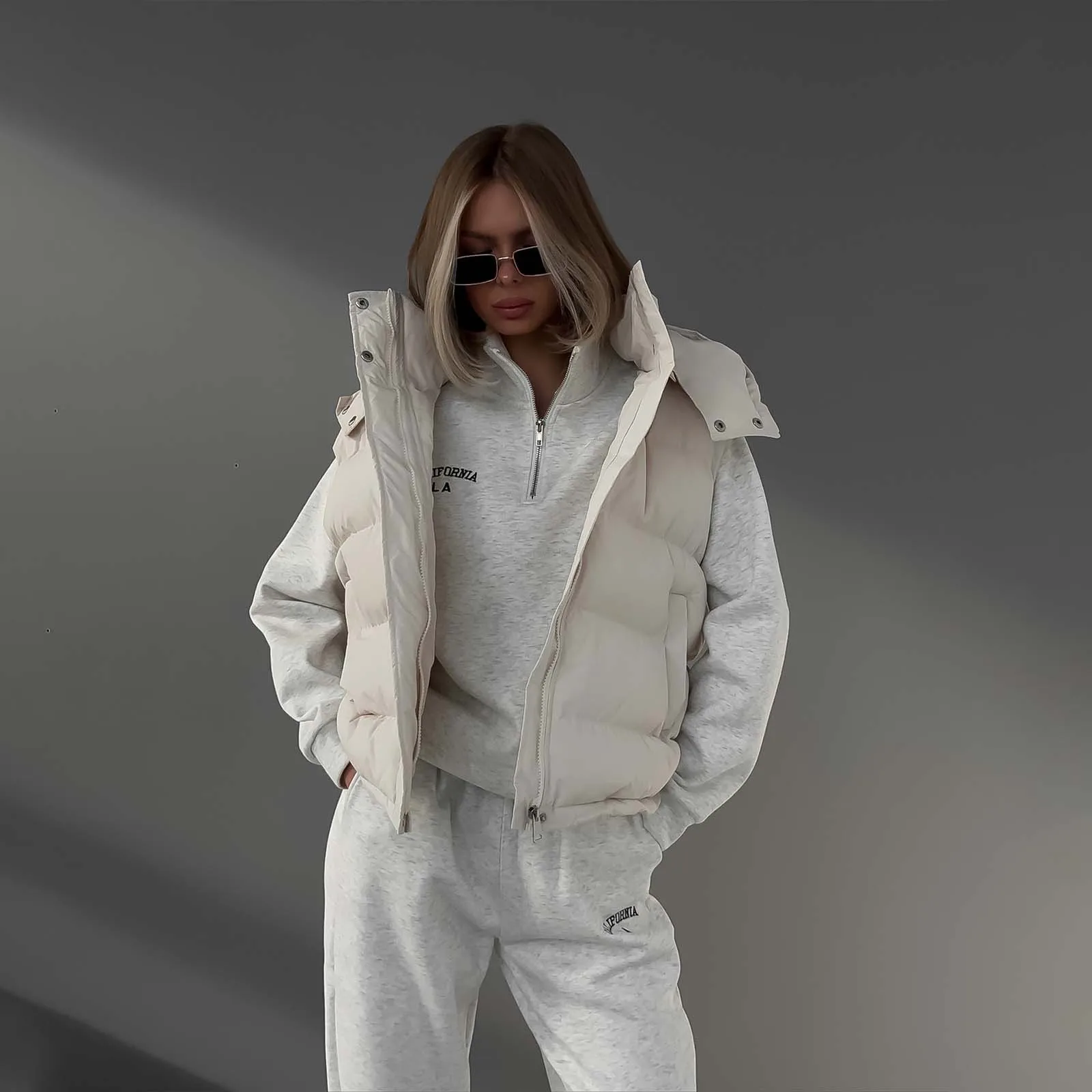 Зимние Модные жилеты с капюшоном на молнии для женщин 2024 уличная одежда толстая теплая хлопковая парка без рукавов жилет белый черный
Зимние Модные жилеты с капюшоном на молнии для женщин 2024 уличная одежда толстая теплая хлопковая парка без рукавов жилет белый черный