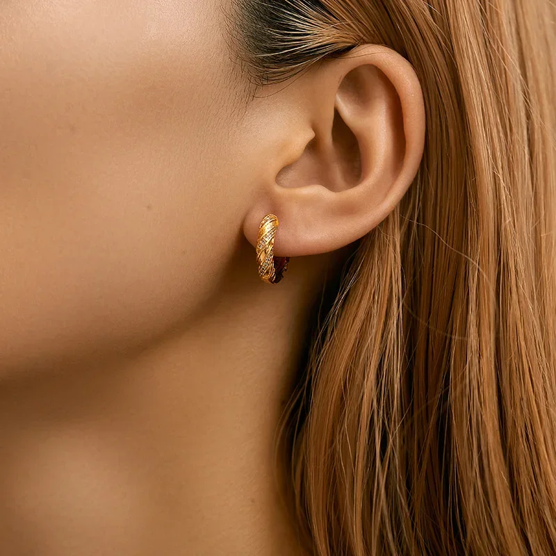 All-Match Zircon Inlaid Earrings Small And Exquisite Metal Texture Round Hoop Earrings Fashion Jewelry Halloween Women
All-Match Zircon Inlaid Earrings Small And Exquisite Metal Texture Round Hoop Earrings Fashion Jewelry Halloween Women