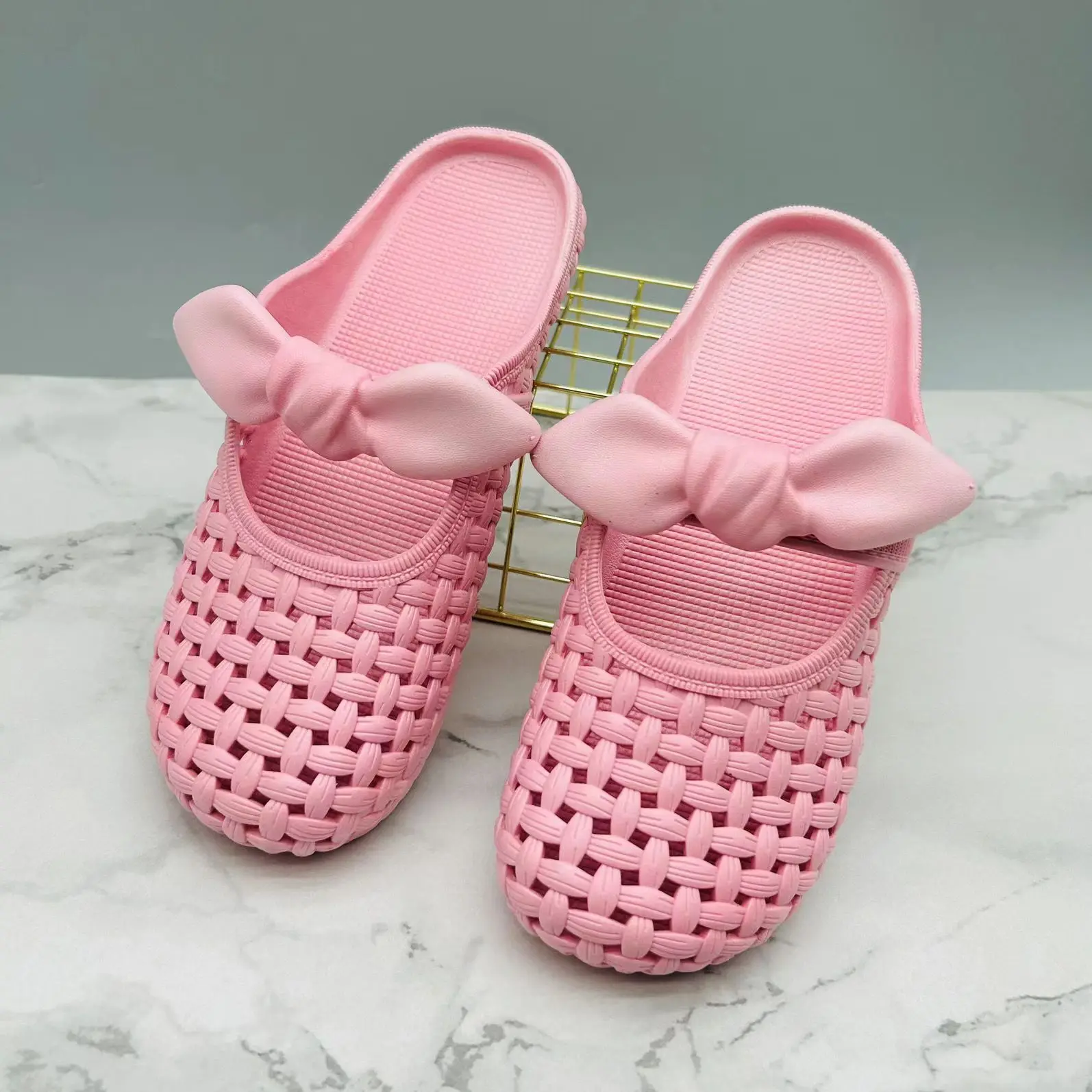 Летние новые женские тапочки Baotou с бантом на плоской подошве Бесплатная доставка Нескользящие уличные пляжные тапочки с мягкой нескользящей подошвой домашние тапочки с защитой от запаха
Летние новые женские тапочки Baotou с бантом на плоской подошве Бесплатная доставка Нескользящие уличные пляжные тапочки с мягкой нескользящей подошвой домашние тапочки с защитой от запаха