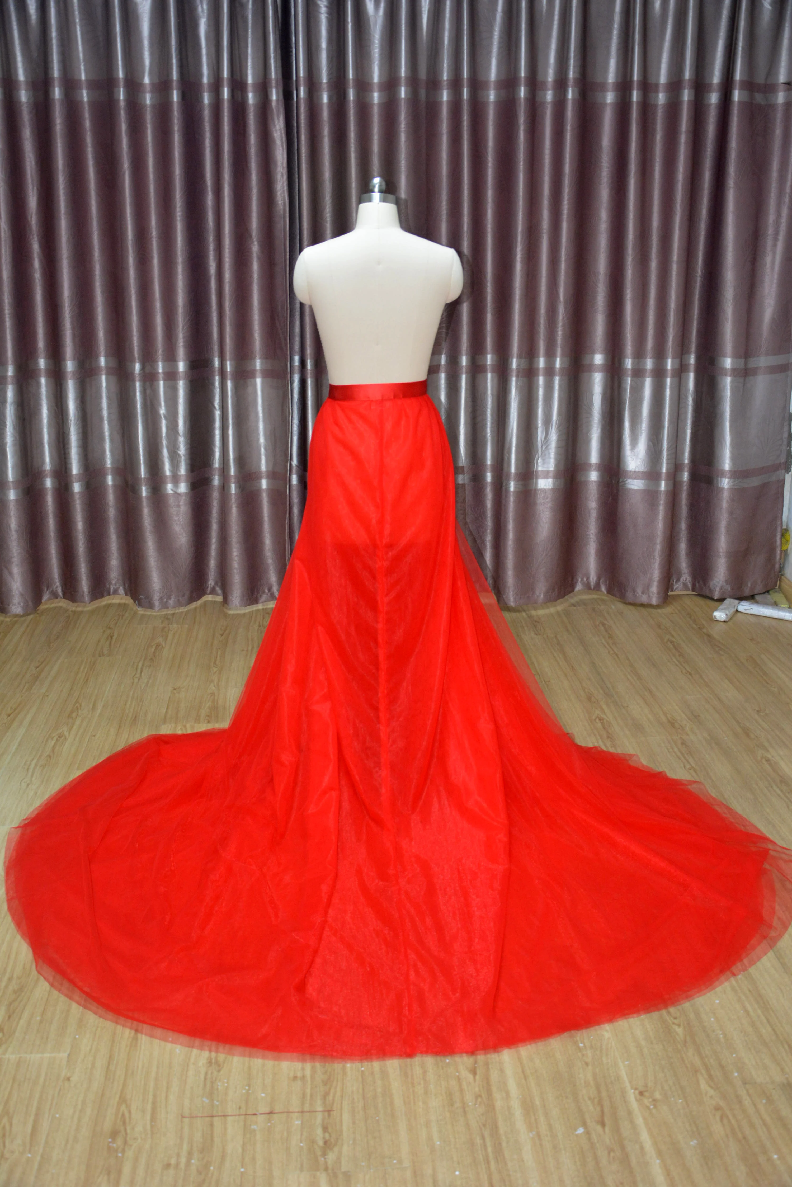 Removable bridal skirt, red Tulle detachable overskirt, black Ball Gown wedding dress train
Removable bridal skirt, red Tulle detachable overskirt, black Ball Gown wedding dress train