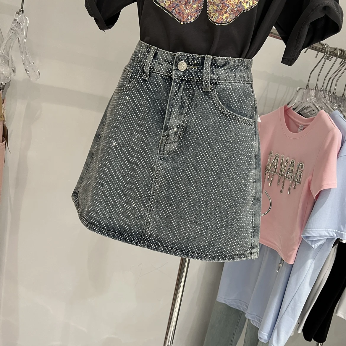 High-end Retro Embroidery Hot Drilling Shiny A- Line Mini Denim Skirt Women Summer Skirts High Waist Slimming Short Skirt
High-end Retro Embroidery Hot Drilling Shiny A- Line Mini Denim Skirt Women Summer Skirts High Waist Slimming Short Skirt