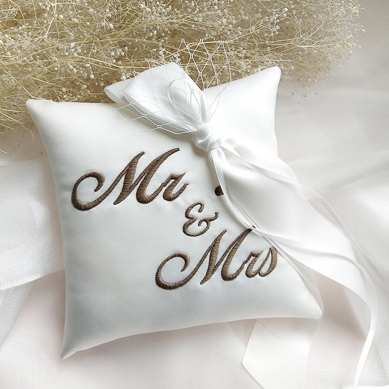 Creative Wedding Ring Pillow Customized Name Date Bridal Ring Pillows Cushion Party Decoration Valentine Day Festive Supplies
Creative Wedding Ring Pillow Customized Name Date Bridal Ring Pillows Cushion Party Decoration Valentine Day Festive Supplies
