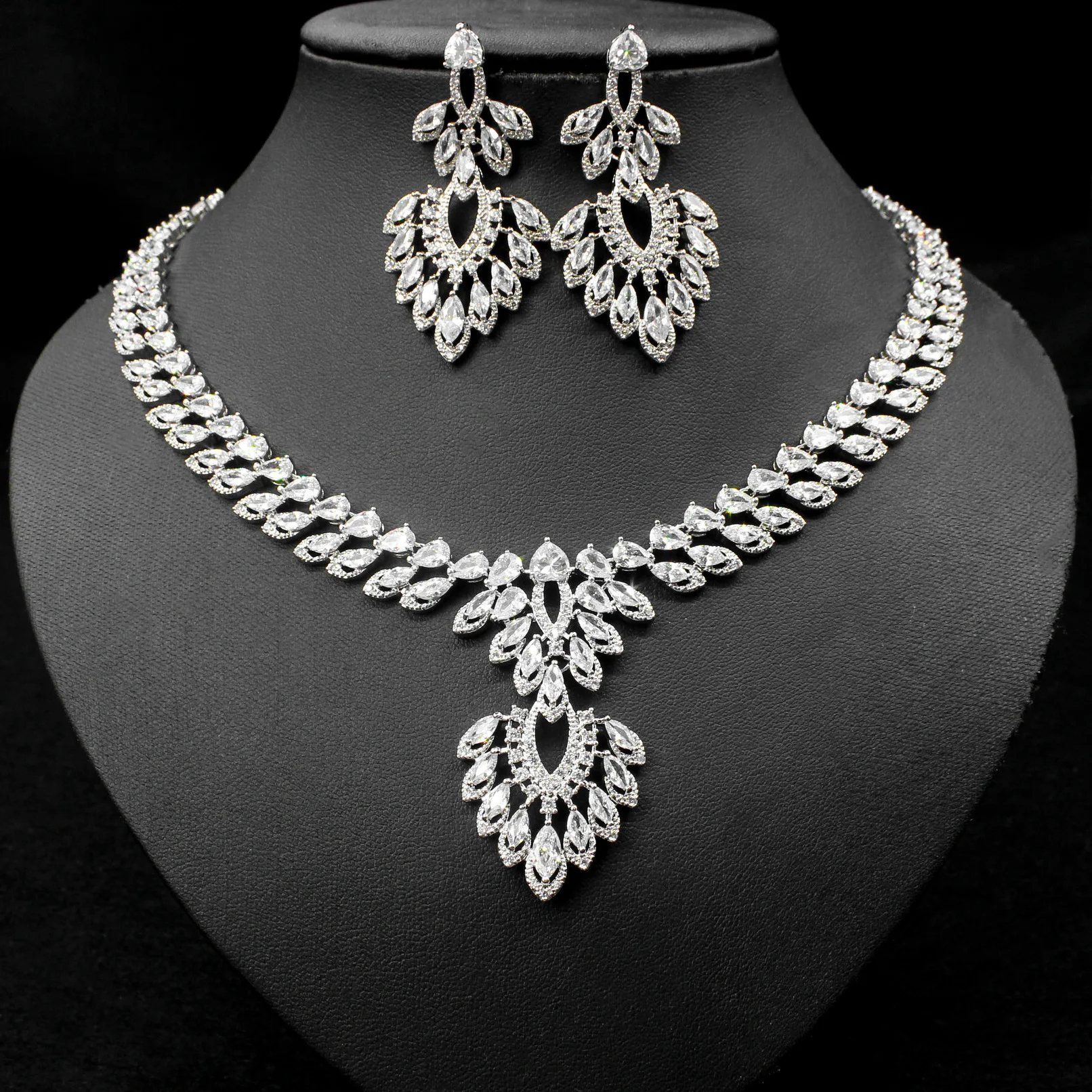 Funmode European and American New Noble Zircon Hip-hop Water Drop Pendant Necklace Women's 925 Silver Needle Luxury Suit FS367
Funmode European and American New Noble Zircon Hip-hop Water Drop Pendant Necklace Women's 925 Silver Needle Luxury Suit FS367