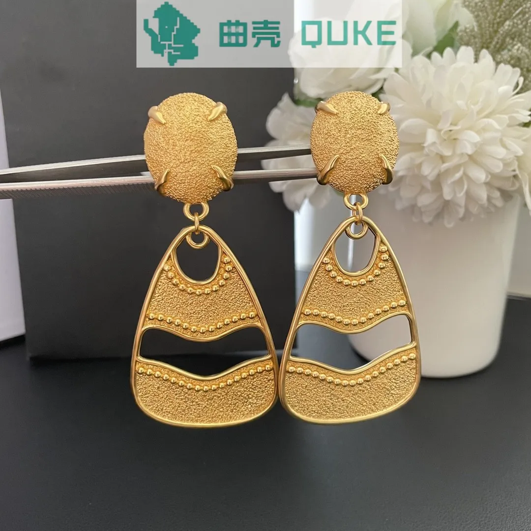 

Niche design, light luxury, simple and versatile, personalized and trendy quality, retro exaggerated lava ear clip for women