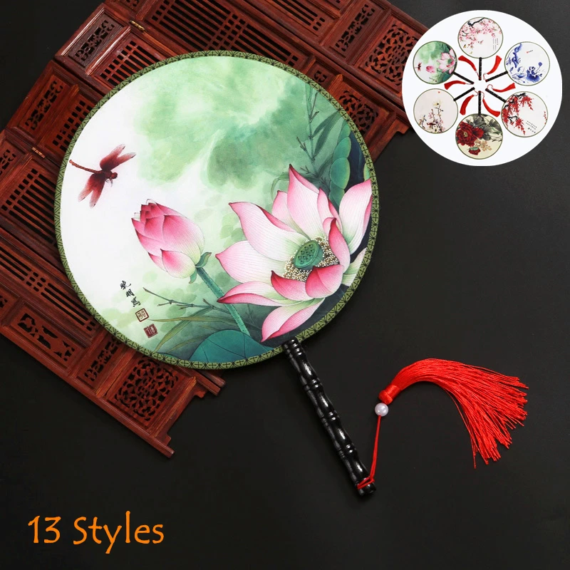 1pcs Chinese Classical Palace Fan Doublesided Printed Dance Fans Round Silk Fan for Wedding Bride Craft Fan Photography Props
1pcs Chinese Classical Palace Fan Doublesided Printed Dance Fans Round Silk Fan for Wedding Bride Craft Fan Photography Props