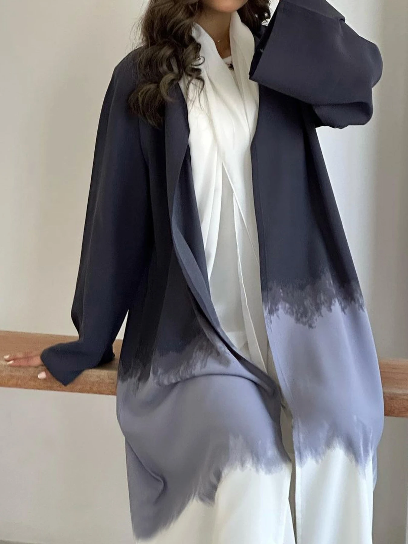 عباءة أنيقة متوسطة الطول للنساء؛ رداء طويل للمسلمات في الشرق الأوسط مع عباءة مطبوعة بنقشة التاي داي للربيع والصيف عباءة أنيقة متوسطة الطول للنساء؛ رداء طويل للمسلمات في الشرق الأوسط مع عباءة مطبوعة بنقشة التاي داي للربيع والصيف