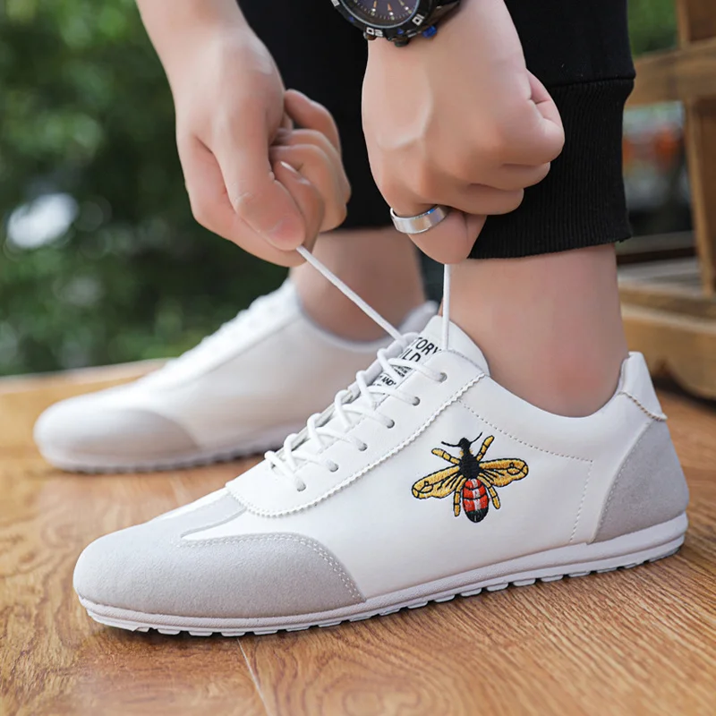 

Designed Embroidered Bee Loafers Comfortable PU Vulcanized Shallow Shoes Breathable Male Walking Driving Shoes Men Casual Shoes