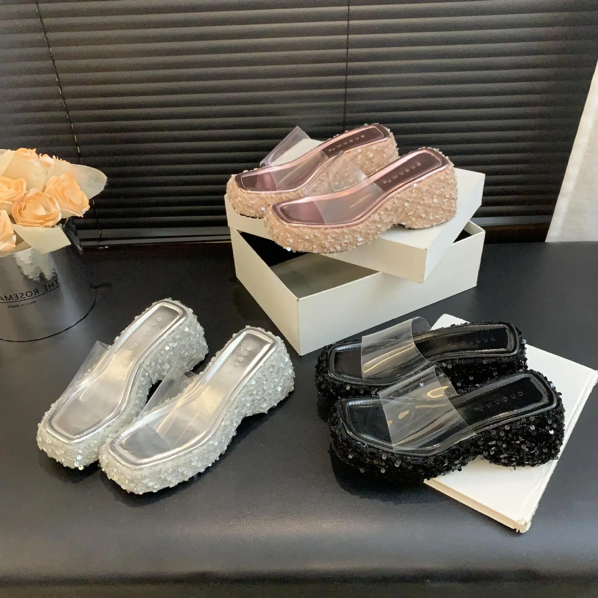 Тапочки женские на высоком прозрачном каблуке, шлепанцы на платформе, квадратный носок, сланцы, римская резиновая ткань, лето 2024 
Тапочки женские на высоком прозрачном каблуке, шлепанцы на платформе, квадратный носок, сланцы, римская резиновая ткань, лето 2024