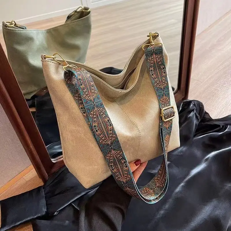 Винтажная однотонная модная женская сумка-слинг через плечо из искусственной кожи, простая сумка-мешок через плечо с широким ремешком
Винтажная однотонная модная женская сумка-слинг через плечо из искусственной кожи, простая сумка-мешок через плечо с широким ремешком