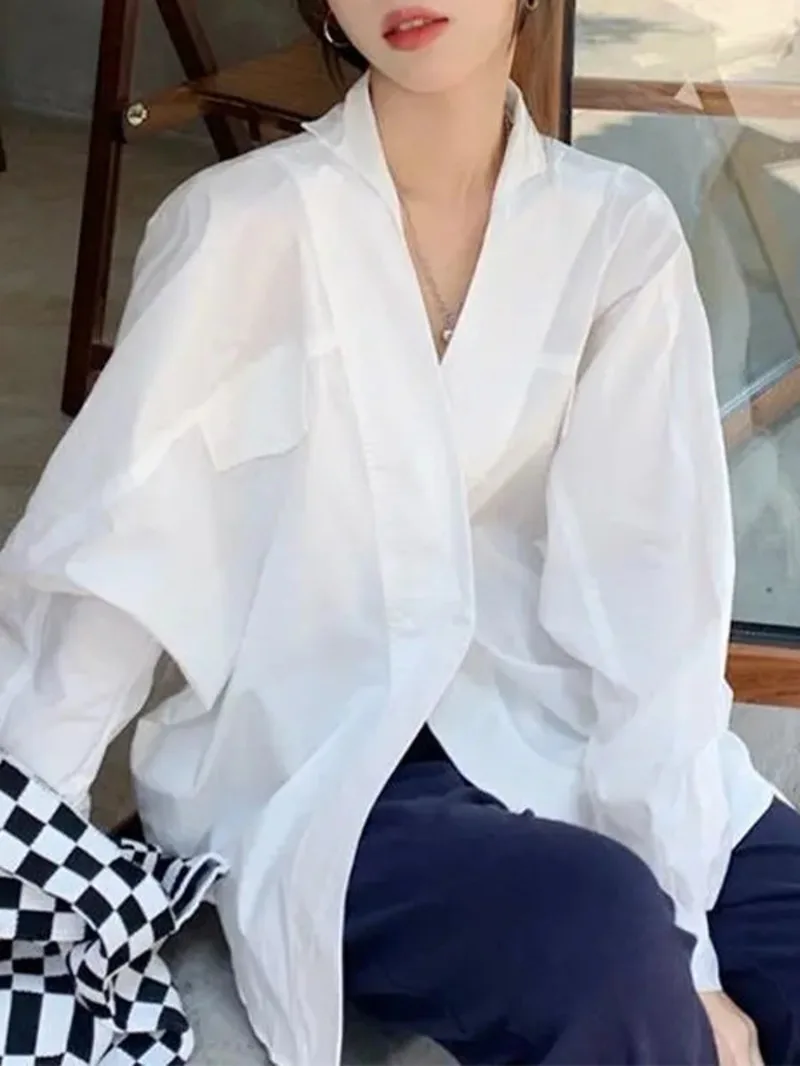 

White long sleeved shirt for women's spring and autumn design sense niche shirt 2024 new retro Hong Kong style V-neck top OC2C