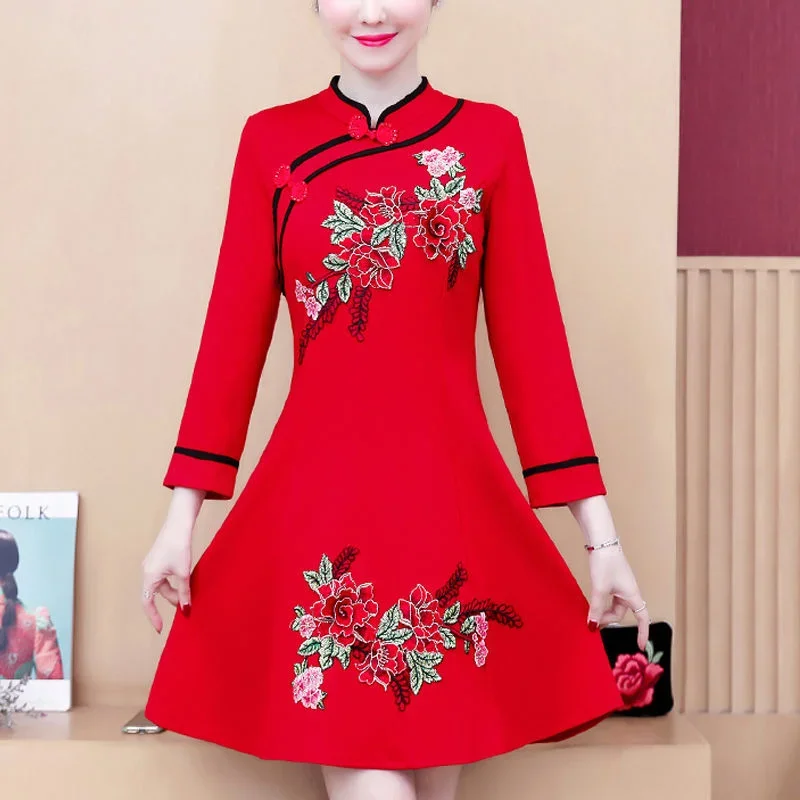 Eleganti Vintage Cheongsam New Plus Velvet New Embroidery Black Red Slim Qipao Women Chinese Dress Vestido Chino Mujer
Eleganti Vintage Cheongsam New Plus Velvet New Embroidery Black Red Slim Qipao Women Chinese Dress Vestido Chino Mujer