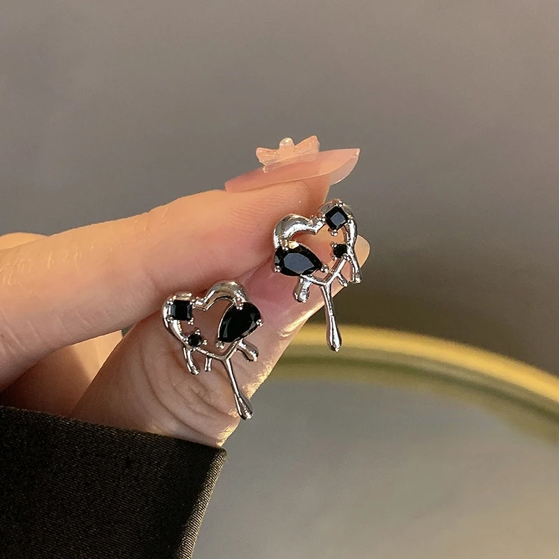 Personality Fashion Black Heart-shaped Stud Female Niche Design Sense Style Earrings 2023 Fashion Senior Sense Ear Accessories
Personality Fashion Black Heart-shaped Stud Female Niche Design Sense Style Earrings 2023 Fashion Senior Sense Ear Accessories