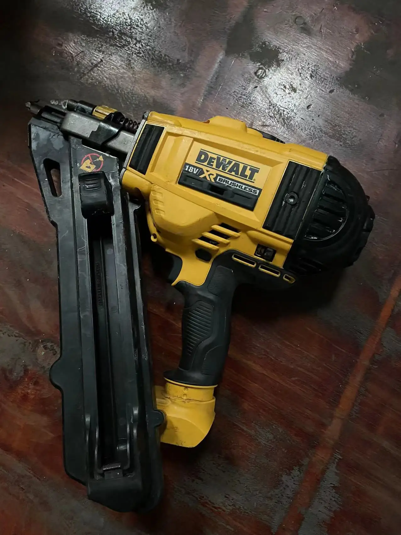 

DEWALT DCN693 18V brushless 2-peed METAL CONNECTING NAILER,TOOL ONLY,SECOND HAND